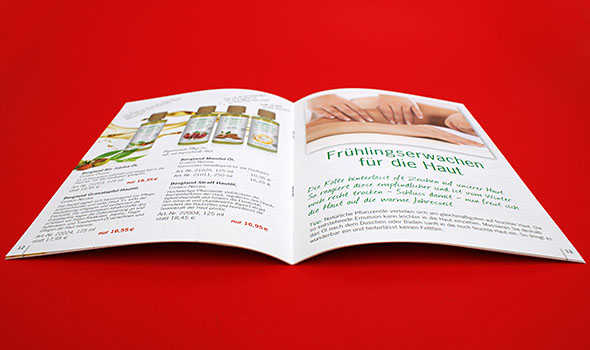 Rückendrahtgeheftete Broschüre im Euroskala-Vierfarb-Druck auf Recyclingpapier. BRO_RDH_A5_Recycling_aufgeschlagene_geklammerte_Broschuere_Recyclingpapier_04503.jpg