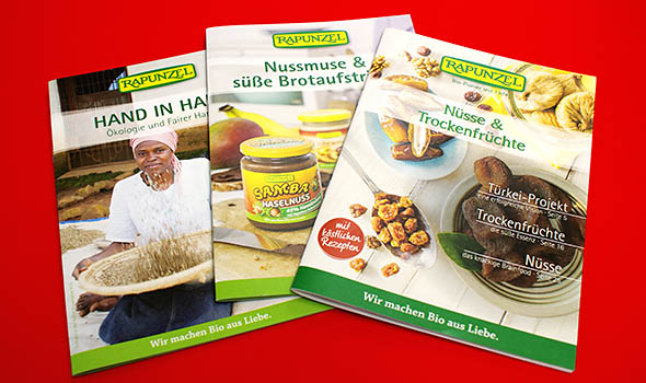 Geklammerte Info- und Produkthefte auf Recyclingpapier gedruckt. BRO_RDH_A5_Recycling_geklammerte_Informationen_Produkte_Stapel_Umweltpapier_04492.jpg
