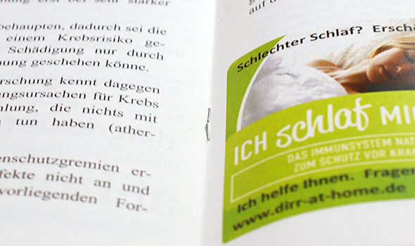So sieht die Klammer einer gehefteten Broschüre auf der mittigen Innenseite aus. BRO_RDH_SF_Recycling_Klammer_Rueckendrahtheftung_Detail_Umweltpapier_04541.jpg