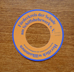 Kreisrunder Flaschenanhänger mit Schlitzung, gestanzt von Druckerei Kreisrunder Flaschenanhänger mit Schlitzung, gestanzt von Druckerei